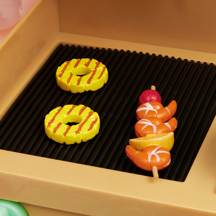 On the Move Food Truck - Vehicle for 46cm Dolls - Food Accessories - Accessories for OG Dolls - Food Truck with Realistic Features - Our Generation UK